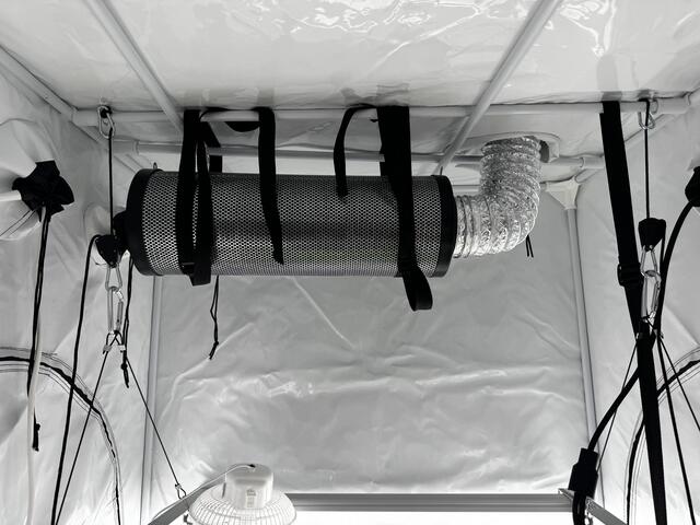 Extractor con filtro de carbón en el techo de la carpa.