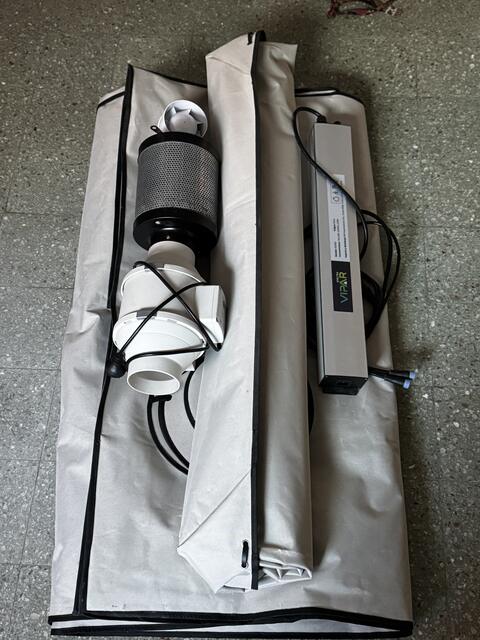 Carpa Magic Box plegada, con barra LED y filtro de carbón.