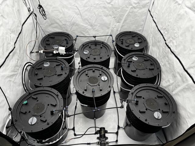 Los nueve cubículos de la carpa Grande conectados al loop distribuidor, con la bomba de retorno al frente.