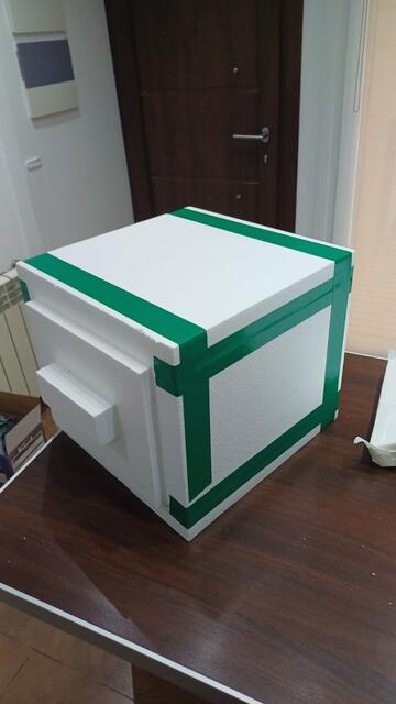 Caja aislante de diseño propio para el depósito.