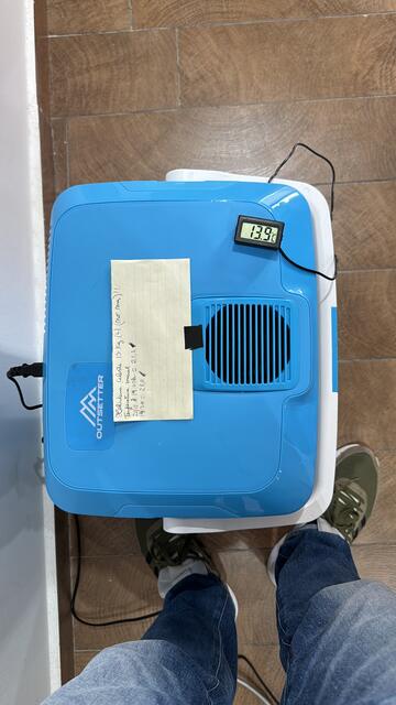 Depósito refrigerado con termómetro.